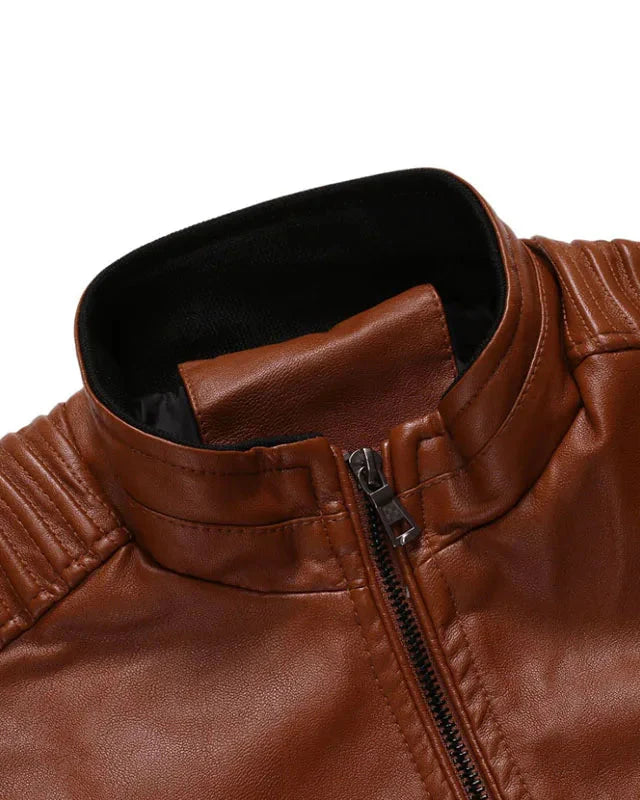 Detalhe do couro impermeável da jaqueta masculina Speed Run com costura reforçada e textura premium